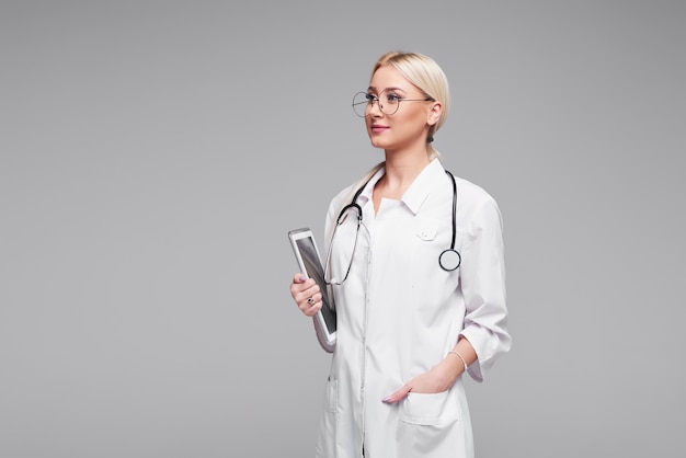 Pandémie de coronavirus. femme médecin avec stéthoscope. Concept de mise en quarantaine Covd-19.