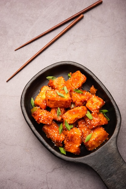 Le paneer au piment croustillant est une entrée ou un apéritif indo-chinois fait en jetant du fromage cottage frit dans une sauce aigre-douce et piquante, servi dans une assiette