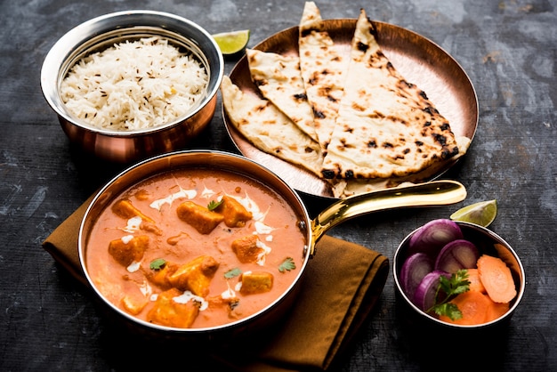 Paneer Butter Masala ou Cheese Cottage Curry dans un bol ou une poêle, servi avec ou sans roti et riz