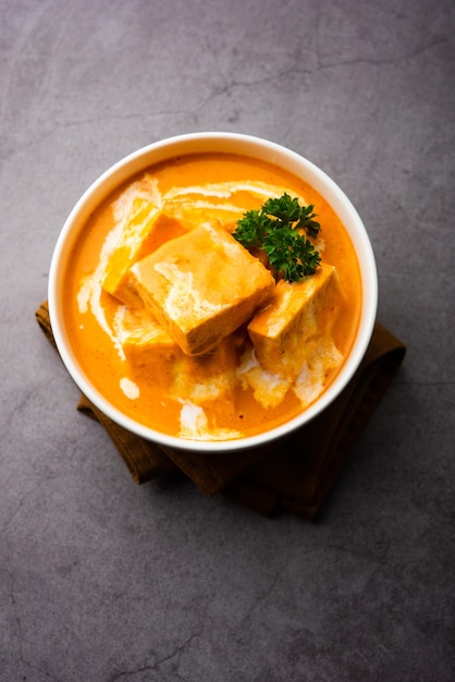 Paneer Butter Masala ou Cheese Cottage Curry est un curry riche et crémeux composé de paneer, d'épices, d'oignons, de tomates, de noix de cajou et de beurre