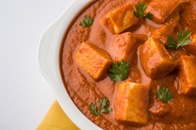 Paneer Butter Masala ou Cheese Cottage Curry, menu populaire indien pour le déjeuner et le dîner servi à Karahi avec Naan ou Roti sur fond de mauvaise humeur, mise au point sélective
