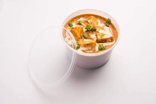 Paneer Butter Masala emballé dans un récipient ou une boîte en plastique, prêt pour la livraison ou le ramassage à domicile