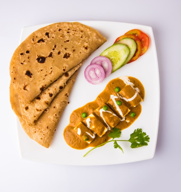 Le Paneer Butter Masala est une célèbre recette de cuisine indienne à base de fromage cottage, servie avec du pain plat également connu sous le nom de roti ou chapati. mise au point sélective