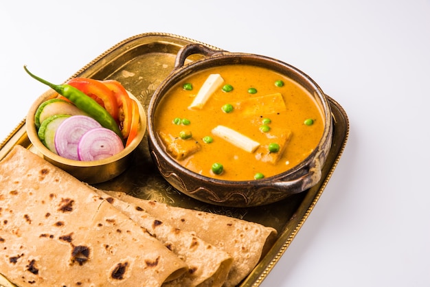 Le Paneer Butter Masala est une célèbre recette de cuisine indienne à base de fromage cottage, servie avec du pain plat également connu sous le nom de roti ou chapati. mise au point sélective