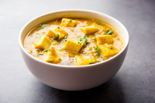 Paneer Dal Fry est une combinaison de cubes de fromage cottage trempés dans du masala de lentilles jaunes. servi dans un bol