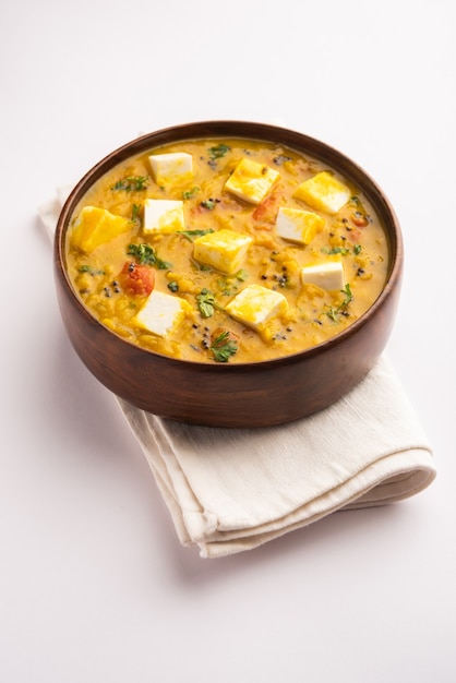 Paneer Dal Fry est une combinaison de cubes de fromage cottage trempés dans du masala de lentilles jaunes