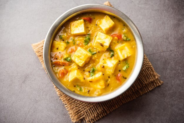 Paneer Dal Fry est une combinaison de cubes de fromage cottage trempés dans du masala de lentilles jaunes