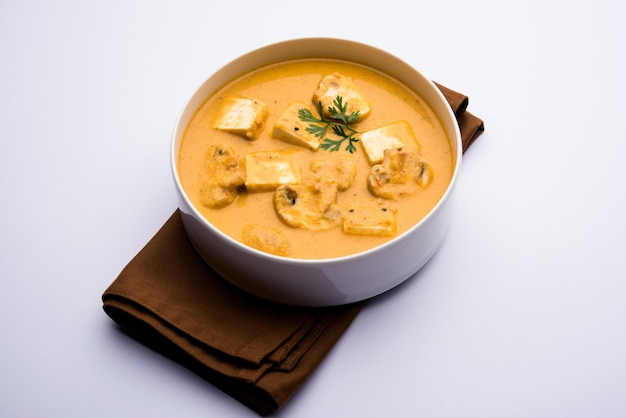 Paneer Korma, Kurma ou Quorma est une recette indienne populaire de plat principal à base de fromage cottage avec curry fait de caillé, noix de coco et noix de cajou