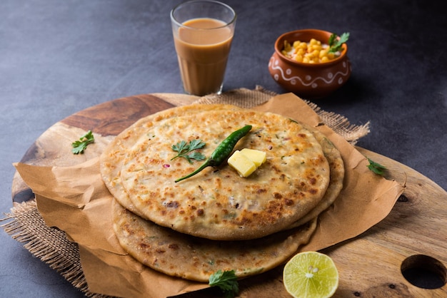 Le paneer paratha est un pain plat populaire de l'Inde du Nord à base de pâte de farine de blé entier et farci de paneer salé, épicé et râpé