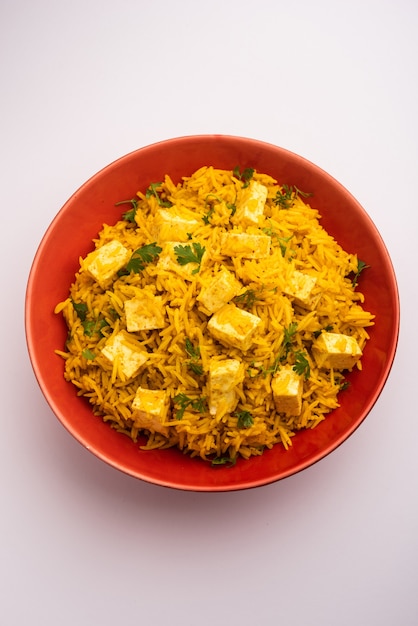 Paneer Pulav OU Pilaf sain utilisant du riz basmati servi dans un bol ou une assiette, cuisine indienne