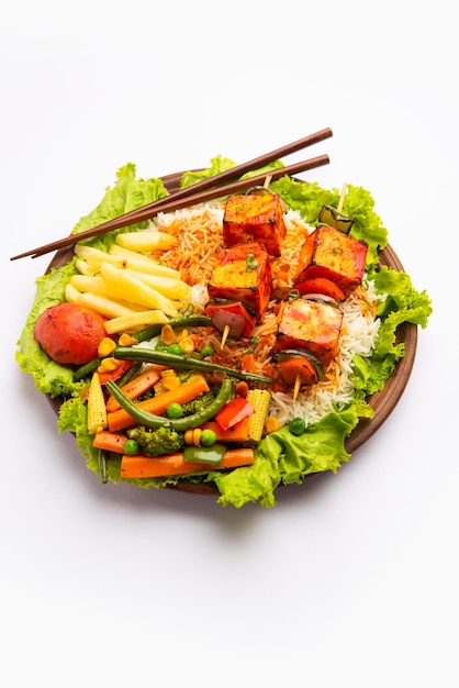 Paneer Sizzler Est Une Version Indienne Avec Une Salade De Fromage Cottage Servie Grésillante Sur Un Plat En Pierre Chaude