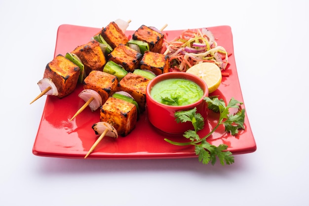 Paneer tikka est un plat indien à base de morceaux de fromage cottage marinés dans des épices et grillés dans un tandoor