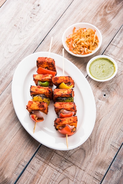 Paneer Tikka Kabab en sauce rouge est un plat indien à base de morceaux de fromage cottage