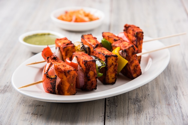 Paneer Tikka Kabab en sauce rouge est un plat indien à base de morceaux de fromage cottage