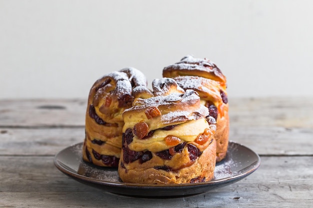 Panetone kulich craffin sur fond de bois. Pain de Pâques kozunak. concept d'espace de copie.