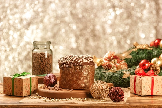 Panettone au chocolat sur table en bois avec des ornements de Noël