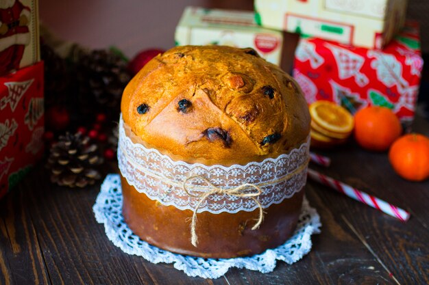 Panettone aux fruits et décoration de Noël