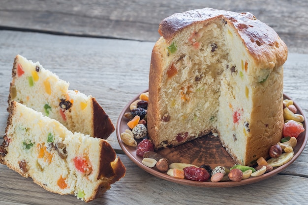 Panettone aux fruits secs