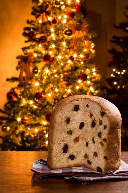 Panettone brésilien, une pâtisserie traditionnelle de Noël brésilien avec des lumières de Noël