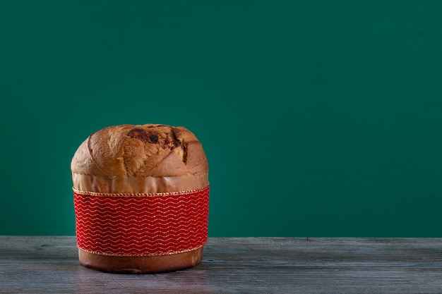 Panettone de gâteau au chocolat de Noël avec une bande rouge sur fond de chrominance ou panetone chocotone