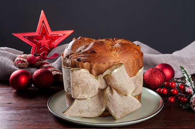 Panettone. Gâteau aux fruits typique servi à Noël. Espace de copie