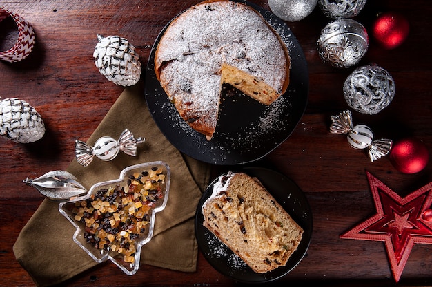 Panettone. Gâteau aux fruits typique servi à Noël. Vue de dessus