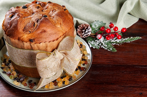 Panettone. Gâteau aux fruits typique servi à Noël.