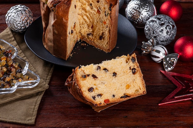 Panettone. Gâteau aux fruits typique servi à Noël.