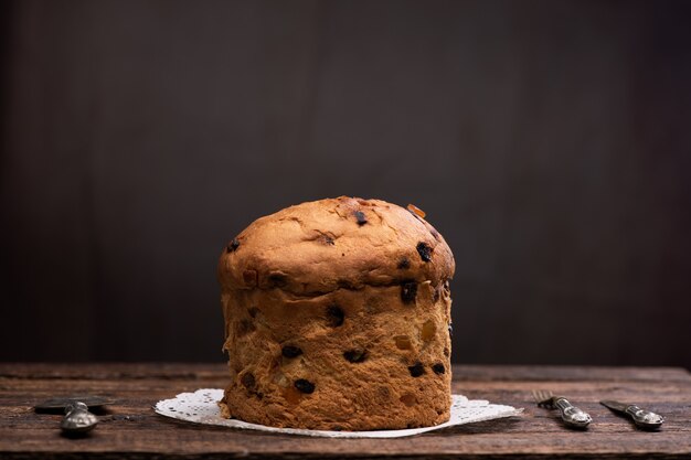 Panettone. Gâteau de Noël italien frais sur une table