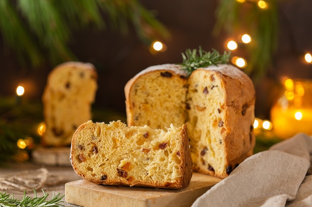 Panettone de gâteau de Noël italien traditionnel avec des décorations festives