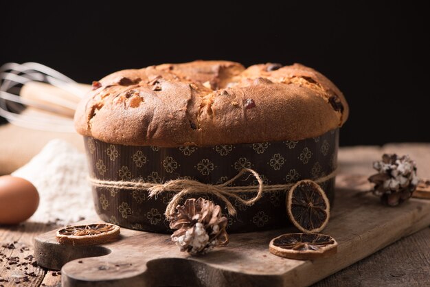 Panettone de gâteau de Noël italien traditionnel se bouchent