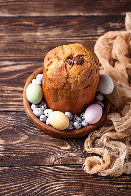 Panettone de gâteau de Pâques italien ou kulich russe