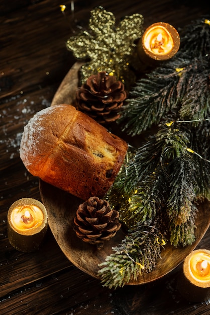 Panettone italien traditionnel avec des branches de pin