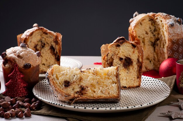 Panettone maison sur la table de Noël