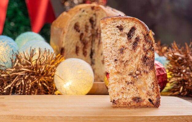 Panettone panettone aux saveurs de chocolat sur une table rustique avec décorations de Noël mise au point sélective