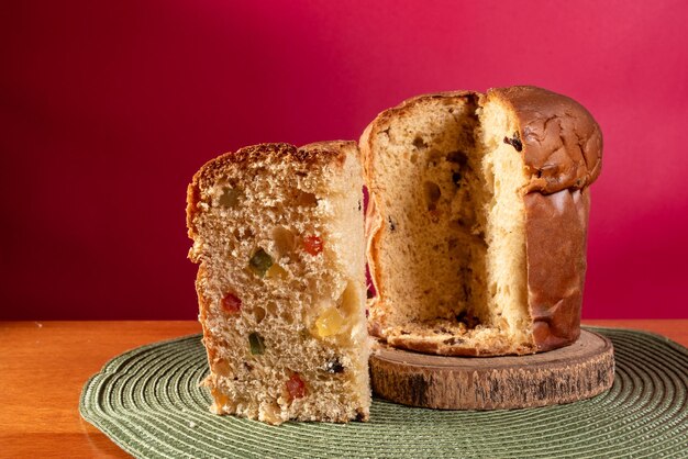 Photo panettone sucré italien sur table en bois et fond rouge