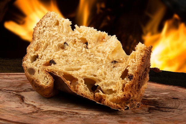 Panettone tranché sur bois avec fond de feu flou