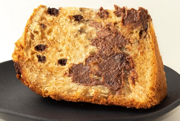 Panettone tranché farci au chocolat sur assiette