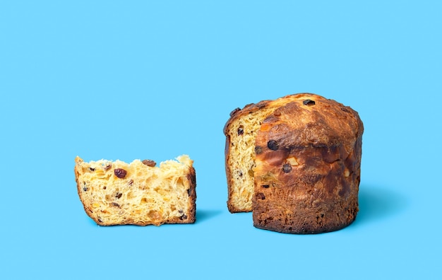 Panettone tranché sur fond bleu Panettone au levain maison