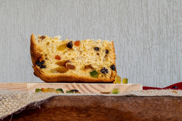 Panettone, tranche de gâteau italien sur la table