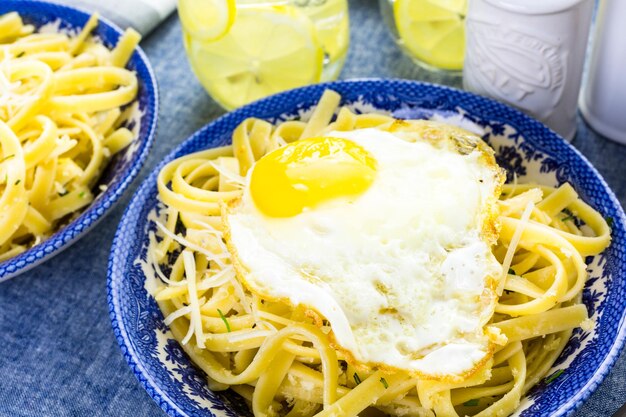 Pangrattato de pâtes fraîches avec des œufs croustillants sur la table.