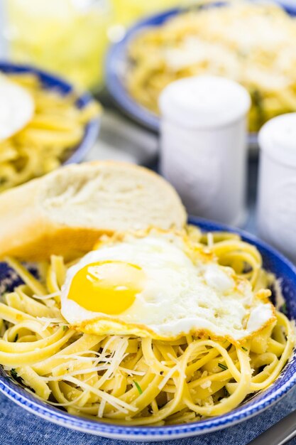 Pangrattato de pâtes fraîches avec des œufs croustillants sur la table.