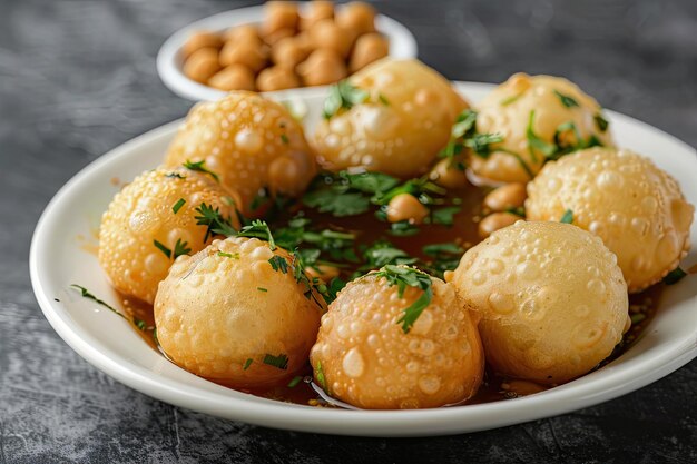 Pani Puri avec des pois chiches et des herbes en gros plan