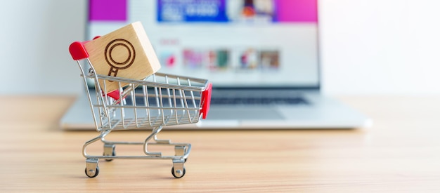 Panier d'achat avec bloc d'icônes Loupe et ordinateur portable avec technologie de site Web de marché e-commerce Optimisation des moteurs de recherche SEO Mot-clé publicitaire et concept de paiement en ligne