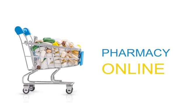 Panier d'achat avec différents comprimés isolés sur fond blanc. Concept d'achat de médicaments et de médicaments en ligne.