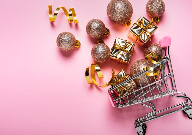 Panier d'achat de Noël avec des boîtes et des boules