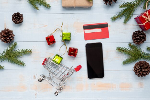 Panier d&#39;achat, téléphone intelligent, carte de crédit avec décoration de Noël