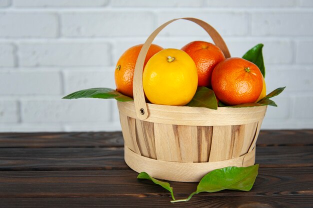 Panier d'agrumes sur une surface en bois