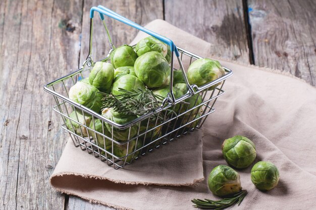 Panier alimentaire de choux de Bruxelles