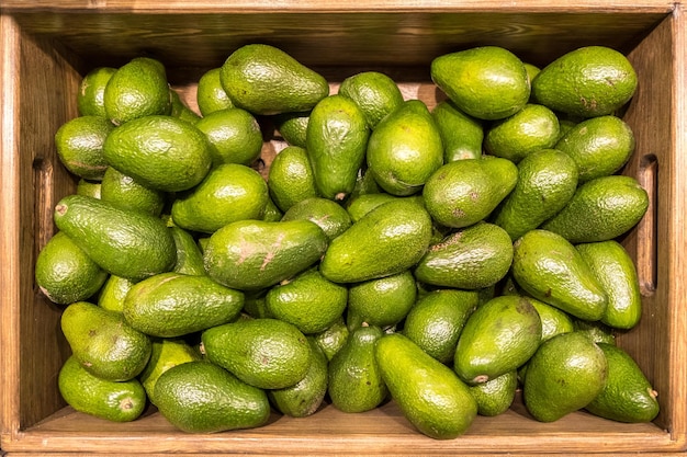 Panier avec avocat vert dans le centre commercial